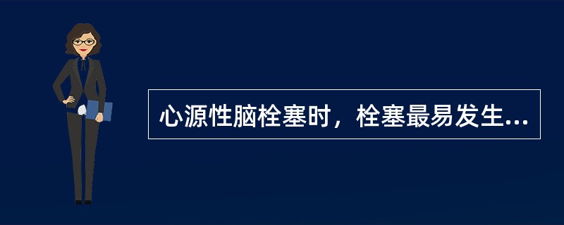 心源性脑栓塞时，栓塞最易发生的血管是（）.