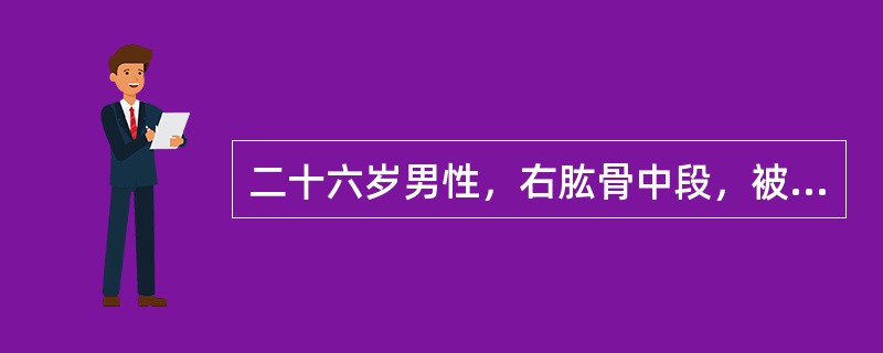 二十六岁男性，右肱骨中段，被机器绞伤1小时，查体上臂仅后侧有宽2cm的皮肤相连，该皮肤有较重的挫伤，其余组织完全离断。此时应如何处理()