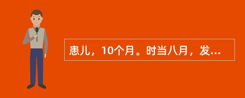 患儿，10个月。时当八月，发热，无汗，烦躁哭闹，咽红，食欲不振，呕吐乳食，大便稀溏，小便短黄，舌质红，苔黄腻，脉数。其治法是（　　）。