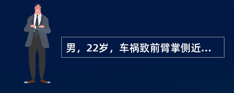 男，22岁，车祸致前臂掌侧近段皮肤缺损3小时，肌肉外露，创面约8cm×6cm，同时伴有血气胸，对前臂创面的处理，下列处理哪项正确？（　　）