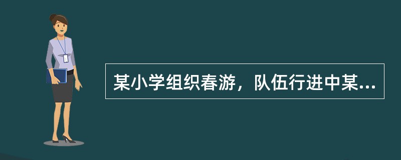 某小学组织春游，队伍行进中某班班主任张某和其他教师闲谈，未跟进照顾本班学生。该班学生李某私自离队购买食物，与小贩刘某发生争执被打伤。对李某的人身损害，下列说法中正确的是（　）。
